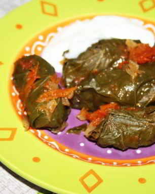 Долма из маринованых виноградных листьев с говядиной