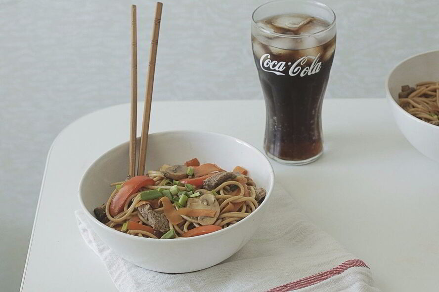 Рецепт гречневой лапши с говядиной и овощами