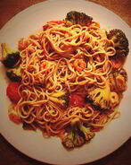 Гречневая лапша с креветками, брокколи и помидорами черри