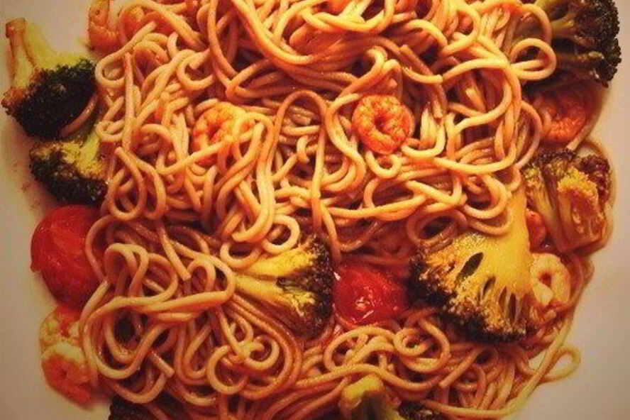 Рецепт гречневой лапши с креветками, брокколи и помидорами черри