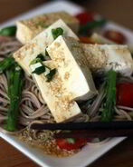 Гречневая лапша с томатами, тофу и базиликом