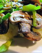 Грибочки жареные с имбирем и кунжутом