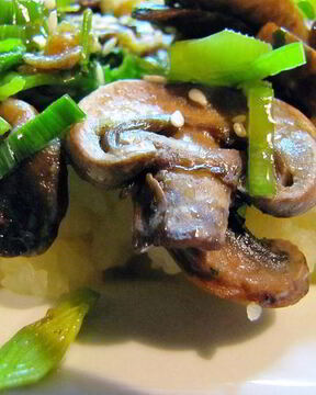 Грибочки жареные с имбирем и кунжутом