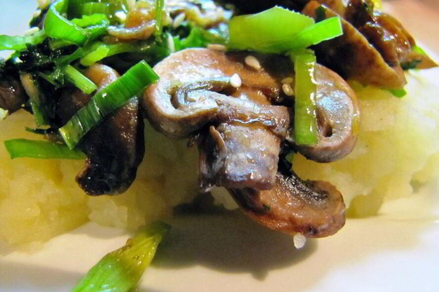 Рецепт грибочков жареных с имбирем и кунжутом