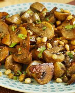 Грибы с чесноком и кедровыми орешками