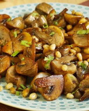 Грибы с чесноком и кедровыми орешками