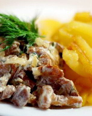 Лисички, тушеные в сметане