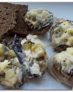 Печеные шампиньоны с адыгейским сыром и соленым огурцом