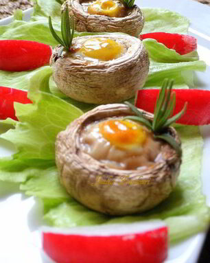 Шампиньоны, фаршированные перепелиными яйцами