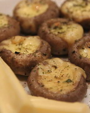 Шампиньоны с сулугуни