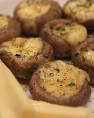 Шампиньоны с сулугуни