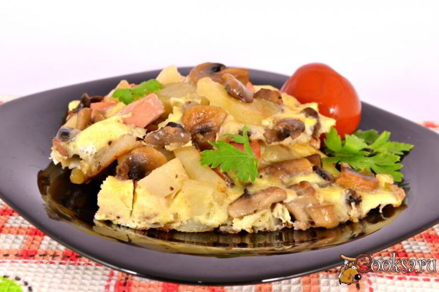 Рецепт жареных шампиньонов с картофелем, сосисками и яйцом