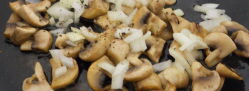 жареные шампиньоны с картофелем, сосисками и яйцом. Шаг 3