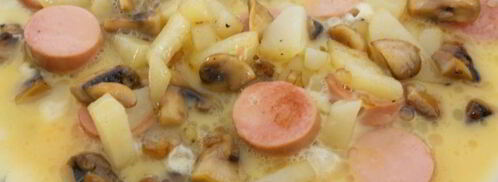 жареные шампиньоны с картофелем, сосисками и яйцом. Шаг 6