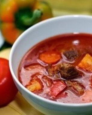 Гуляш из говядины с болгарским перцем и картофелем