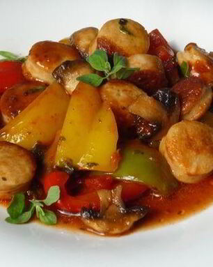 Гуляш из перца и жареных колбасок