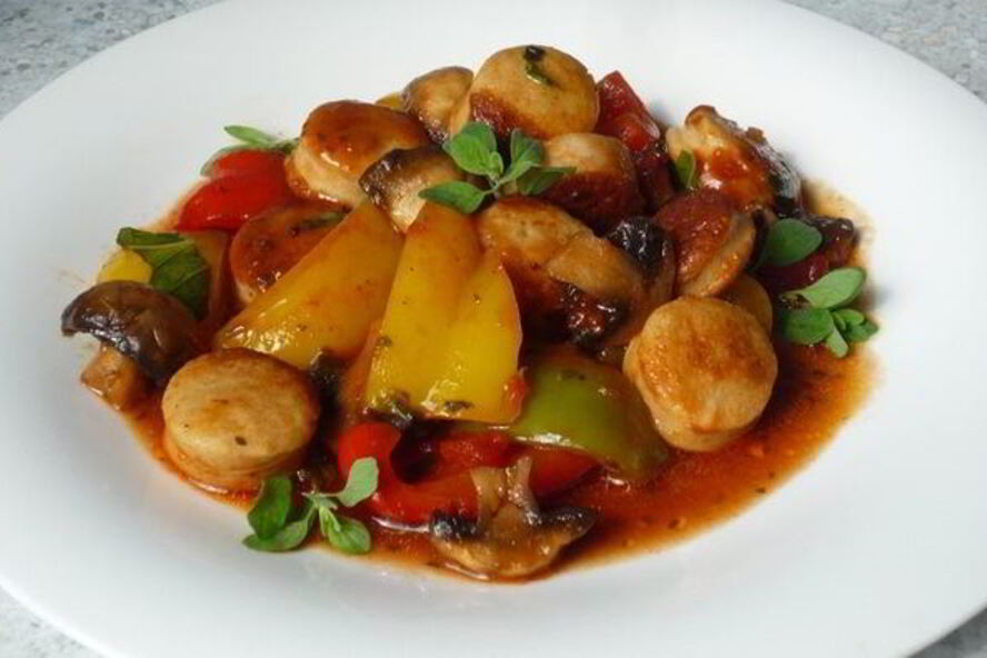 Рецепт гуляша из перца и жареных колбасок