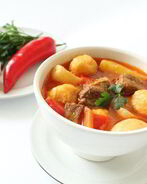 Суп-гуляш с сырными клецками