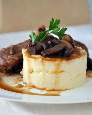 Картофельное пюре с голубым сыром и соусом из грибов с карамелизованным луком