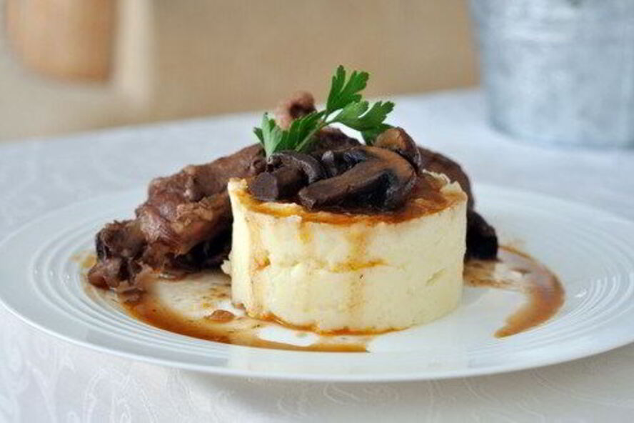 Рецепт картофельного пюре с голубым сыром и соусом из грибов с карамелизованным луком