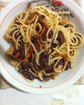 Корейская лапша с говядиной и овощами