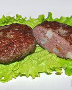 Говяжьи котлеты с копченым салом