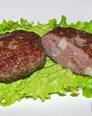 Говяжьи котлеты с копченым салом