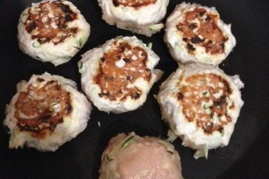 Рецепт котлет из куриного филе с цукини и луком