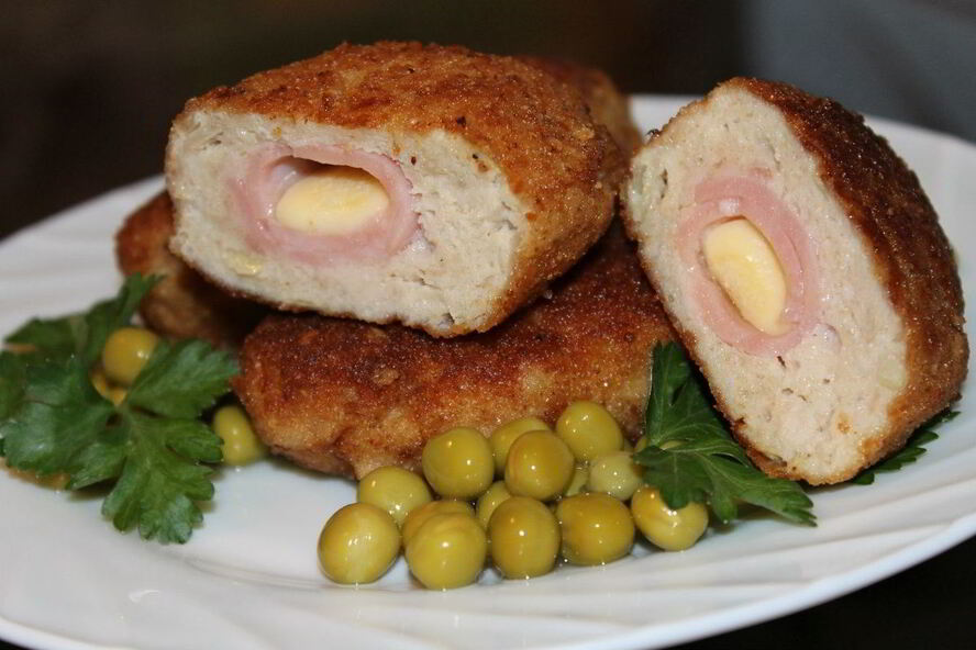 Рецепт куриных котлет с сюрпризом из ветчины и сыра