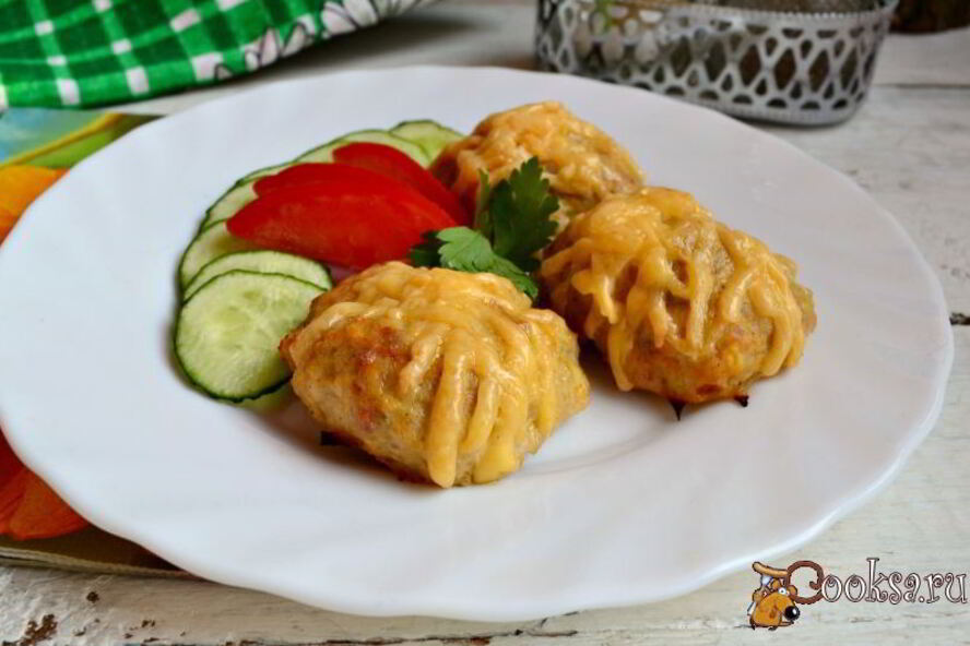 Рецепт мясных котлеток с морковью и сметаной, запеченные под сырной корочкой