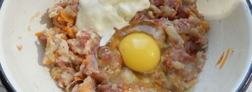 мясные котлетки с морковью и сметаной, запеченные под сырной корочкой. Шаг 4