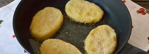 постные картофельные котлеты с луком. Шаг 9