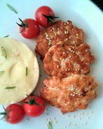 Рубленые куриные котлеты со сметаной, кунжутом и сливочным пюре