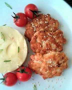 Рубленые куриные котлеты со сметаной, кунжутом и сливочным пюре