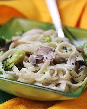 Лапша со сливочно-грибным соусом