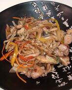 Лапша удон с курицей и овощами