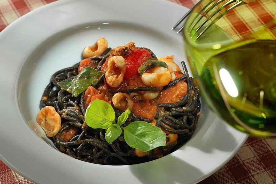 Рецепт черных спагетти с соусом из помидоров и каракатиц