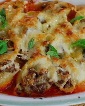 Фаршированные макароны под соусом бешамель