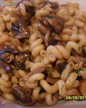 Макароны с грибами и зеленью