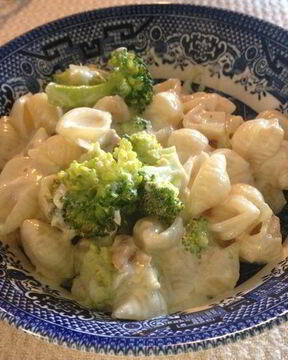 Макароны с лососем и брокколи