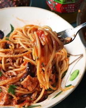 Паста с анчоусами и оливками