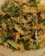 Паста с брокколи, оливками и кедровыми орешками