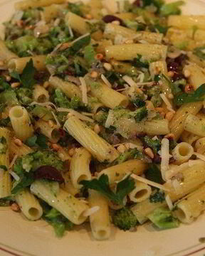 Паста с брокколи, оливками и кедровыми орешками