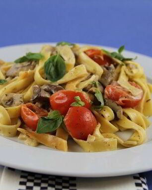 Паста с грибами, томатами черри и соусом со сливками и песто
