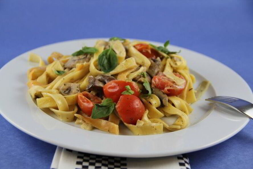 Рецепт пасты с грибами, томатами черри и соусом со сливками и песто