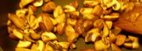 паста с грибами, томатами черри и соусом со сливками и песто. Шаг 3