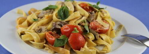 паста с грибами, томатами черри и соусом со сливками и песто. Шаг 7