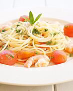 Паста с креветками и томатами черри