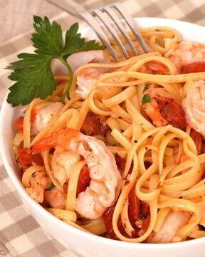 Паста с креветками, томатами и базиликом