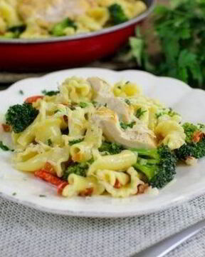 Паста с курицей и овощами